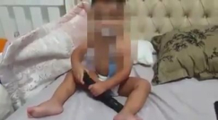 بالفيديو : رضيع من ام الفحم يلهو بسلاح محشو بالرصاص واعتقال والده